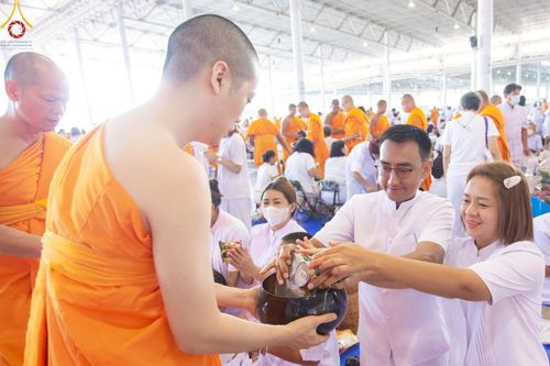 ภาพ No.222045:วันที่ 4 พฤษภาคม พ.ศ. 2568 พิธีตักบาตร เนื่องในวันอาทิตย์ต้นเดือน ณ บ้านแก้วเรือนทองคุณยายฯ วัดพระธรรมกาย