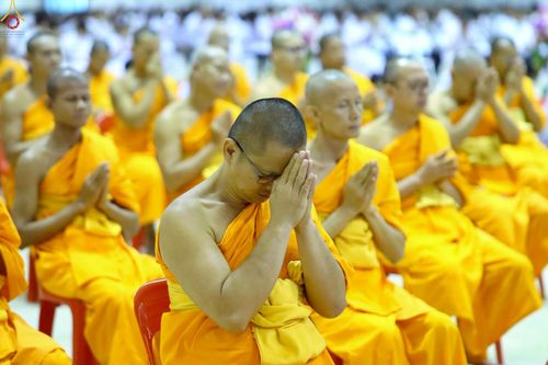 ภาพ No.233838:วันเสาร์ที่ 19 กรกฎาคม พ.ศ.2568 วันมหารำลึก ครั้งที่ 35 พิธีรำลึกถึงนักสร้างบารมี , พิธีสวดพระพุทธมนต์ , พิธีทอดผ้าบังสกุลและถวายไทยธรรม วัดพระธรรมกาย