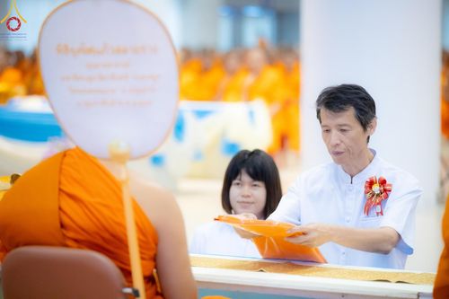 ภาพ No.146160:วันมหารำลึก ครั้งที่ 34 พิธีร่วมรำลึกถึงนักสร้างบารมีที่ล่วงลับไปแล้ว , พิธีสวดพระพุทธมนต์ ณ ห้องแก้วสารพัดนึก 1 วัดพระธรรมกาย วันเสาร์ที่ 27 กรกฎาคม พ.ศ. 2567