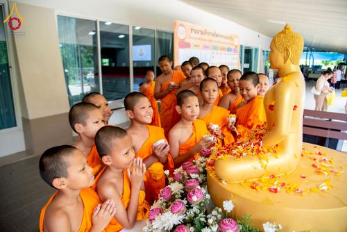 ภาพ No.218121:วันอาทิตย์ที่ 13 เมษายน พ.ศ. 2568 พิธีตักบาตรฉลองสามเณรใหม่ 75 รูป เนื่องในวันสงกรานต์ (โครงการบรรพชาสามเณรฟื้นฟูพระพุทธศาสนาทั่วไทย ประจำปีพุทธศักราช 2568) ณ ศูนย์ปฏิบัติธรรมระยอง(บ้านช่องลม) ตำบลบางบุตร อำเภอบ้านค่าย จังหวัดระยอง