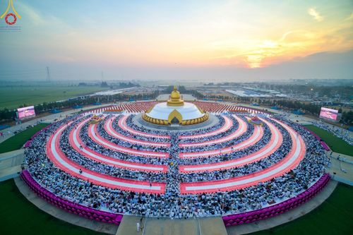 ภาพ No.201097:พิธีตักบาตรพระธรรมยาตรา ณ อนุสรณ์สถานลำดับที่ 5 สถานที่เผยแผ่วิชชาธรรมกายครั้งแรก อนุสรณ์สถานบางปลา วัดบางปลา อำเภอบางเลน จังหวัดนครปฐม ในโครงการธรรมยาตรา กตัญญูบูชา มหาปูชนียาจารย์ พระมงคลเทพมุนี(สด จนฺทสโร) พระผู้ปราบมาร อนุสรณ์สถาน 7 แห่ง ปีที่ 13