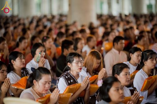 ภาพ No.143746:พิธีถวายผ้าไตร, สวดธรรมจักร, ปฏิบัติธรรม และฟังแสดงพระธรรมเทศนา ภาษาเมียนมา โดยมีสาธุชนชาวเมียนมากว่า 4,000 คน เข้าร่วมพิธี ณ มหารัตนวิหารคด วัดพระธรรมกาย วันอาทิตย์ที่ 7 กรกฎาคม พ.ศ. 2567