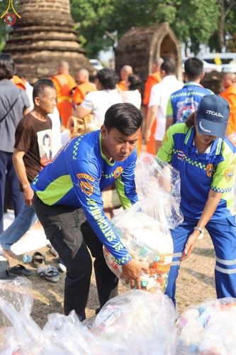 ภาพ No.58762:พิธีตักบาตรพระ ๑,๐๐๐ รูป สมโภชครบรอบ ๘๐๐ ปี พระบรมธาตุเมืองเชลียง ณ วัดพระศรีรัตนมหาธาตุ ราชวรวิหาร  (วัดพระปรางค์) ต.ศรีสัชนาลัย  อ.ศรีสัชนาลัย จ.สุโขทัย วันพฤหัสบดีที่ ๒๕ เมษายน พ.ศ. ๒๕๖๗