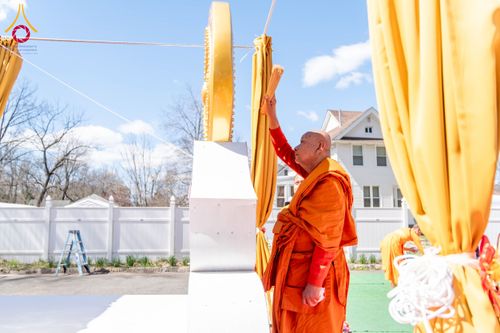 ภาพ No.62448:คณะศิษยานุศิษย์รวมใจสถาปนาและสมโภช ธรรมจักร เพื่ออัญเชิญประดิษฐาน ณ ยอดอุโบสถ 80 ปี หลวงพ่อธัมมชโย วัดพระธรรมกายนิวเจอร์ซี ประเทศสหรัฐอเมริกา  วันอาทิตย์ที่ 7 เมษายน พ.ศ. 2567