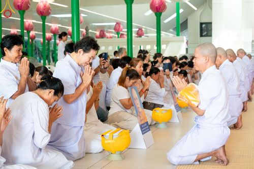 ภาพ No.159771:พิธีตัดปอยผมปลงผมนาคธรรมทายาท, พิธีบรรพชาอุปสมบทหมู่ โครงการอุปสมบทหมู่บูชาธรรม 140 ปี พระมงคลเทพมุนี (สด จนฺทสโร) ณ โบสถ์พระไตรปิฏก วัดพระธรรมกาย วันเสาร์ที่ 5 ตุลาคม พ.ศ. 2567