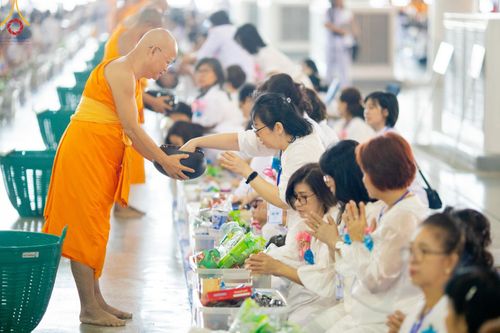 ภาพ No.207303:พิธีตักบาตร และปฏิบัติธรรมช่วงสาย ในวันมาฆบูชา วันพุธที่ 12 กุมภาพันธ์ พ.ศ. 2568 ณ วัดพระธรรมกาย จังหวัดปทุมธานี