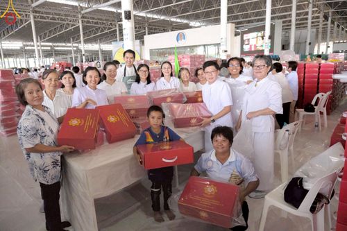 ภาพ No.214403:วันที่ 29 มีนาคม พ.ศ.2568 กิจกรรมใส่ถุงซิปกล่องไทยธรรม เพื่อรักษาความประณีตของกล่องไทยธรรม ในทุกสภาพอากาศ ณ บ้านแก้วเรือนทองคุณยาย วัดพระธรรมกาย