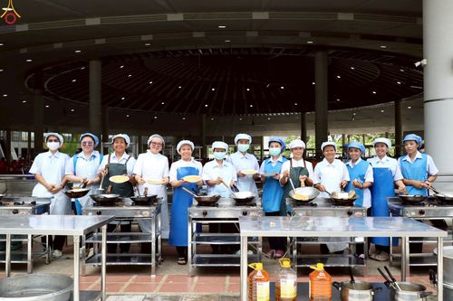 ภาพ No.231969:วันที่ 5 กรกฎาคม พ.ศ. 2568 พิธีถวายภัตตาหารเมนูสวรรค์ เพื่อการบรรลุธรรม ณ หอฉันคุณยายอาจารย์ฯ วัดพระธรรมกาย