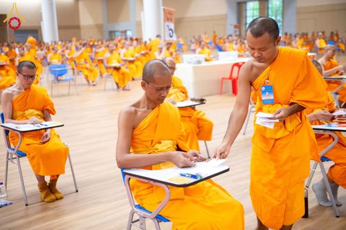 ภาพ No.208854:พระบาทสมเด็จพระเจ้าอยู่หัวทรงพระกรุณาโปรดเกล้าฯ พระราชทานภัตตาหารพระราชทาน แด่พระภิกษุ สามเณร ในการสอบบาลีสนามหลวง ณ วัดพระธรรมกาย วันที่ 22 กุมภาพันธ์ พ.ศ. 2568 ณ วัดพระธรรมกาย อำเภอคลองหลวง จังหวัดปทุมธานี