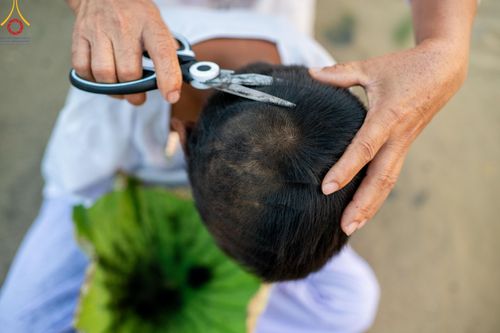 ภาพ No.63345:Photo Story  มหัศจรรย์วัดดงดินแดง Episode 1  พิธีปลงผมนาคธรรมทายาท  ในโครงการบรรพชาอุปสมบทหมู่ ฟื้นฟูพระพุทธศาสนาทั่วไทย วัดดงดินแดง ณ ลำน้ำแม่ตื่น อ.อมก๋อย จ.เชียงใหม่ วันที่ 2 เมษายน พ.ศ. 2567