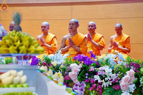 ภาพ No.177646:พิธีตักบาตรและพิธีบูชาข้าวพระ ในวันอาทิตย์ต้นเดือนที่ 1 ธันวาคม พ.ศ. 2567 ณ สภาธรรมกายสากล วัดพระธรรมกาย