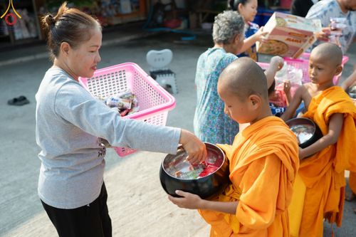 ภาพ No.62321:Photo Story  มหัศจรรย์วัดดงดินแดง Episode 4 กิจกรรมตักบาตรฉลองพระ-เณรกว่า 500 รูป