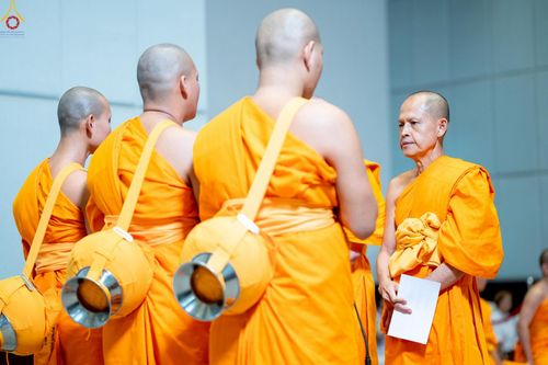ภาพ No.227770:วันเสาร์ที่ 31 พฤษภาคม พ.ศ.2568 พิธีถวายผ้าไตรแด่สามเณรผู้เข้ารับการอุปสมบท , พิธีอุปสมบทสามเณรเตรียม DCI วัดพระธรรมกาย จ.ปทุมธานี