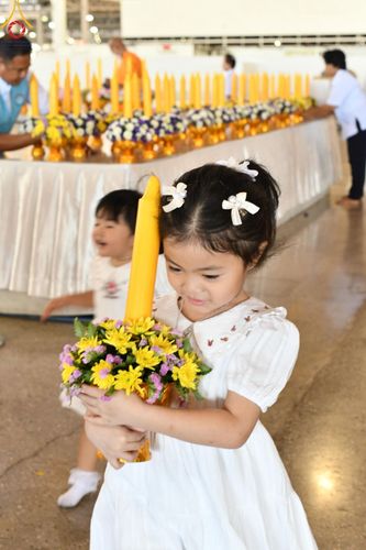 ภาพ No.143464:พิธีตักบาตร ข้าวสารอาหารแห้ง ณ บ้านแก้วเรือนทองคุณยายฯ และ พิธีบูชาข้าวพระ  ณ สภาธรรมกายสากล วัดพระธรรมกาย วันอาทิตย์ที่ 7 กรกฎาคม พ.ศ. 2567