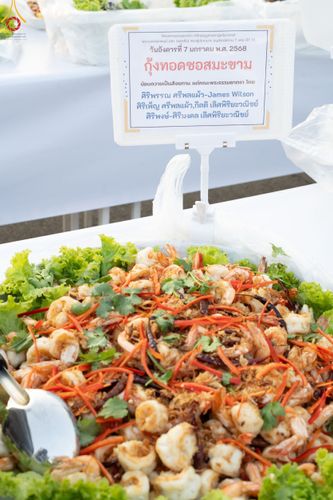 ภาพ No.190535:สาธุชนถวายภัตตาหารเป็นสังฆทาน แด่พระธรรมยาตรา ณ อนุสรณ์สถานมหาวิหารพระมงคลเทพมุนี (โลตัสแลนด์) อ.สองพี่น้อง จ.สุพรรณบุรี ในโครงการธรรมยาตรา กตัญญูบูชา มหาปูชนียาจารย์ พระมงคลเทพมุนี(สด จนฺทสโร) พระผู้ปราบมาร แห่ง ปีที่ 13 วันที่ 7 มกราคม พ.ศ.2568