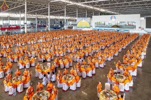 ภาพ No.59298:พิธีเจริญพระพุทธมนต์ ถวายภัตตาหารเป็นสังฆทาน เนื่องในวาระอายุวัฒนมงคล 80 ปี หลวงพ่อธัมมชโย ณ สภาธรรมกายสากล วัดพระธรรมกาย วันพุธที่ 24 เมษายน พ.ศ.2567