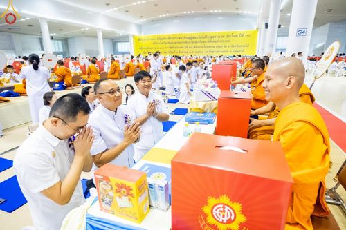 ภาพ No.147123:พิธีมุทิตาสักการะพระภิกษุ ผู้สอบได้เปรียญธรรม 9 ประโยคระดับโลกปีที่ 36, พิธีมอบโล่เกียรติยศและทุนการศึกษา สำนักเรียนบาลีดีเด่นทั่วประเทศ, พิธีถวายมหาสังฆทานคณะสงฆ์ 2,000 กว่าวัด ทั่วประเทศ ปีที่ 24, พิธีถวายไทยธรรมคณะสงฆ์ 323 วัด 4 จังหวัดชายแดนภาคใต้