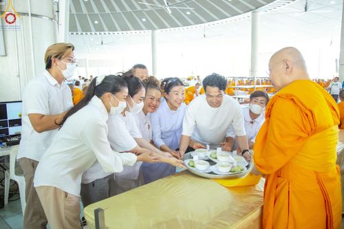 ภาพ No.205752:พิธีสวดพระพุทธมนต์ และถวายภัตตาหารเมนูสวรรค์แด่พระภิกษุ สามเณร วันจันทร์ที่ 3 กุมภาพันธ์ พ.ศ. 2568 ณ หอฉันคุณยายอาจารย์ฯ วัดพระธรรมกาย