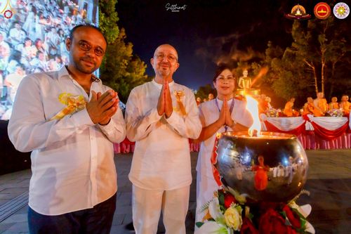 ภาพ No.224548:วันจันทร์ที่ 12 พฤษภาคม พ.ศ. 2568  ชาวพุทธในอินโดนีเซีย ร่วมฉลองวิสาขบูชาจุดประทีปกว่า 200,000 ดวง ณ พระมหาเจดีย์บรมพุทโธ  เจริญพุทธมนต์ถวาย “พระวชิรเกล้าเจ้าอยู่หัว”