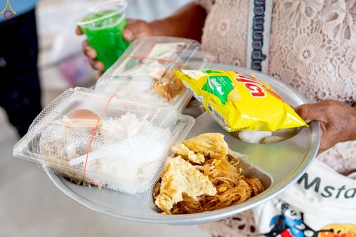 ภาพ No.235468:วันที่ 30-31 กรกฎาคม พ.ศ. 2568 วัดพระธรรมกาย มูลนิธิธรรมกาย ร่วมกับศูนย์ส่งเสริมศีลธรรมจังหวัดสุรินทร์ เปิดศูนย์พักพิงชั่วคราวเพื่อช่วยเหลือประชาชน ผู้อพยพจากเหตุปะทะกันตามแนวชายแดน ไทย-กัมพูชา ตั้งแต่วันที่ 24 กรกฎาคม พ.ศ.2568 เป็นต้นไป