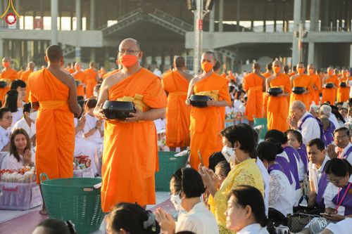ภาพ No.105314:พิธีตักบาตรฉลองพระบวชใหม่ รุ่นบูชาธรรมมหาปูชนียาจารย์ และต้อนรับศักราชใหม่ วันจันทร์ที่ 1 มกราคม พ.ศ. 2567 ณ ลานธรรมพระมหาธรรมกายเจดีย์ วัดพระธรรมกาย