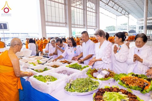 ภาพ No.202754:พิธีถวายภัตตาหารเป็นสังฆทาน แด่พระธรรมยาตรา ณ วัดพระธรรมกาย ตำบลคลองสาม อำเภอคลองหลวง จังหวัดปทุมธานี ในโครงการธรรมยาตรา กตัญญูบูชา มหาปูชนียาจารย์ พระมงคลเทพมุนี(สด จนฺทสโร) พระผู้ปราบมาร อนุสรณ์สถาน 7 แห่ง ปีที่ 13 วันที่ 28 มกราคม พ.ศ. 2568
