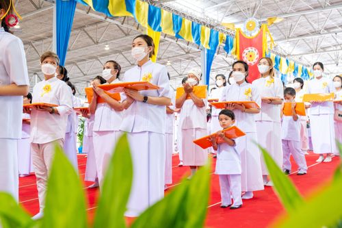 ภาพ No.86321:วันธรรมชัย ปีที่ 55 พิธีทอดผ้าป่ากฐินสมทบครั้งที่1, พิธีเจริญพุทธมนต์ ลูกนิมิตมหาสมบัติฯ พิธีจุดประทีป,พิธีฉลองชัยสวดมนต์บทธัมมจักกัปปวัตนสูตร วันอาทิตย์ที่ 27 สิงหาคม พ.ศ.2566 ณ สภาธรรมกายสากล / มหารัตนวิหารคด วัดพระธรรมกาย