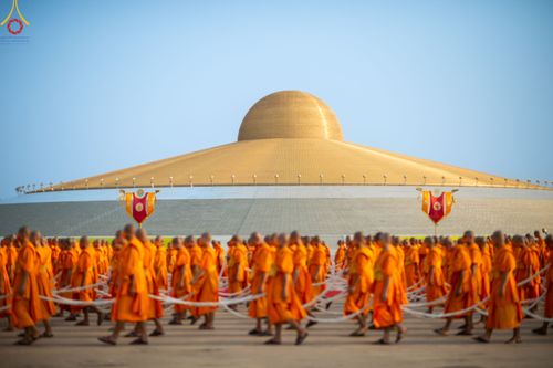 ภาพ No.79155:พิธีอัญเชิญองค์พระบรมพุทธเจ้า 24 องค์ เวียนประทักษิณรอบพระมหาธรรมกายเจดีย์ ณ วัดพระธรรมกาย  วันที่ 2 เมษายน พ.ศ. 2566