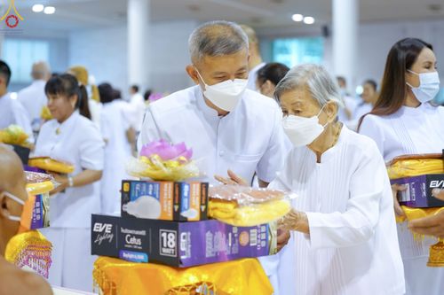 ภาพ No.84517:พิธีถวายผ้าอาบน้ำฝนและประทีปโคมไฟ ในวันอาสาฬหบูชา ณ ห้องแก้วสารพัดนึก 1 วัดพระธรรมกาย วันอังคารที่ 1 สิงหาคม พ.ศ. 2566