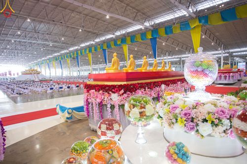 ภาพ No.78902:พิธีตักบาตร ข้าวสารอาหารแห้ง พิธีบูชาข้าวพระ ในวันอาทิตย์ต้นเดือนที่ 2 เมษายน พ.ศ. 2566