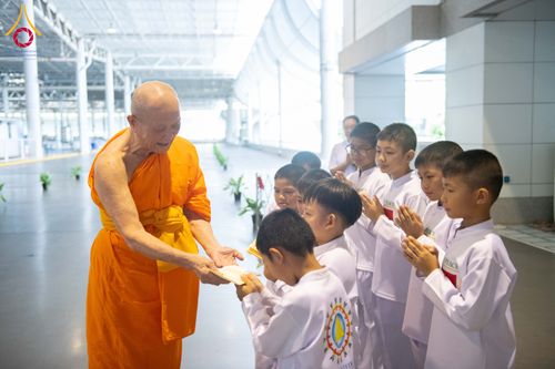 ภาพ No.284958:วันอาทิตย์ที่ 14 ธันวาคม พ.ศ.2568  พิธีปฏิบัติธรรม พิธีถวายภัตตาหารเป็นสังฆทาน พิธีมอบต้นสมบัติจักรพรรดิ ถวายแด่เจ้าอาวาสและประธานสงฆ์ 236 ศูนย์ส่งเสริมศีลธรรมทั่วโลก ณ สภาธรรมกายสากล วัดพระธรรมกาย