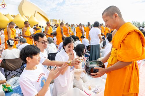ภาพ No.302692:วันที่ 24 มกราคม พ.ศ. 2569 พิธีตักบาตรพระธรรมยาตรา(ภาพชุดที่ 2) ณ อนุสรณ์สถานลำดับที่ 5 สถานที่เผยแผ่วิชชาธรรมกายครั้งแรก อนุสรณ์สถานบางปลา วัดบางปลา อำเภอบางเลน จังหวัดนครปฐม ในโครงการธรรมยาตรา กตัญญูบูชา มหาปูชนียาจารย์ พระมงคลเทพมุนี(สด จนฺทสโร) พระผู