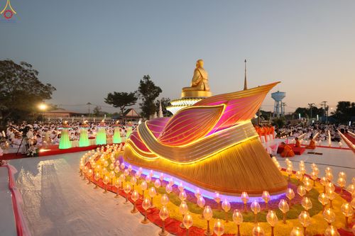 ภาพ No.294074:วันที่ 13 มกราคม พ.ศ. 2569 พิธีจุดประทีปถวายเป็นพุทธบูชา และบูชาธรรมมหาปูชนียาจารย์  (ภาพชุดที่ 2) ณ วัดสองพี่น้อง ต.ต้นตาล อ.สองพี่น้อง จ.สุพรรณบุรี ในโครงการธรรมยาตรา กตัญญูบูชา มหาปูชนียาจารย์ พระมงคลเทพมุนี(สด จนฺทสโร) พระผู้ปราบมาร อนุสรณ์สถาน 7 แห่