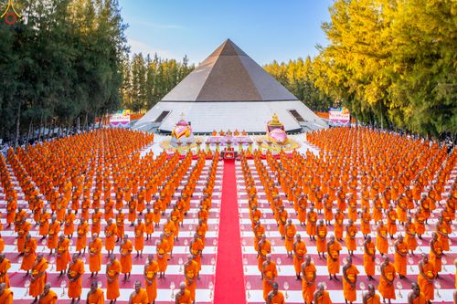 ภาพ No.290063:วันที่ 6 มกราคม พ.ศ. 2569 พิธีจุดประทีปถวายเป็นพุทธบูชา และบูชาธรรมมหาปูชนียาจารย์ (ภาพชุดที่ 2) ณ อนุสรณ์สถานมหาวิหารพระมงคลเทพมุนี (โลตัสแลนด์) อ.สองพี่น้อง จ.สุพรรณบุรี ในโครงการธรรมยาตรา กตัญญูบูชา มหาปูชนียาจารย์ พระมงคลเทพมุนี(สด จนฺทสโร) พระผู้ปรา