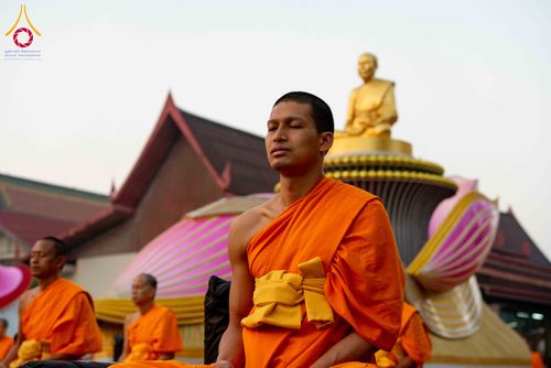 ภาพ No.297299:วันที่ 15 มกราคม พ.ศ.2569 พระธรรมยาตราปฏิบัติธรรมและถ่ายภาพหมู่ประวัติศาสตร์ อนุสรณ์สถานลำดับที่ 4 สถานที่เกิดด้วยกายธรรม  ณ วัดโบสถ์บน ต.บางคูเวียง จ.นนทบุรี ในโครงการธรรมยาตรา กตัญญูบูชา มหาปูชนียาจารย์ พระมงคลเทพมุนี(สด จนฺทสโร) พระผู้ปราบมาร อนุสรณ์ส