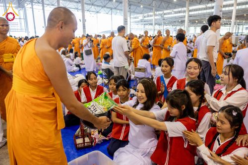 ภาพ No.308522:วันที่ 1 กุมภาพันธ์ พ.ศ. 2569 พิธีตักบาตรข้าวสารอาหารแห้ง ณ บ้านแก้วเรือนทองคุณยาย สภาธรรมกายสากล วัดพระธรรมกาย