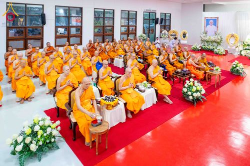 ภาพ No.314474:วันพฤหัสบดีที่ 19 มีนาคม พ.ศ. 2569 พิธีบำเพ็ญกุศล คุณพ่อณรงค์ จินตมากุล โยมบิดา พระครูปลัดรัตนวีรวัฒน์ (รังสฤษดิ์ อิทฺธิจินตโก) ที่ปรึกษาเจ้าคณะจังหวัดปทุมธานี เจ้าอาวาสวัดพระธรรมกาย  ณ ห้องปลูกศรัทธา 2 วัดพระธรรมกาย ปทุมธานี