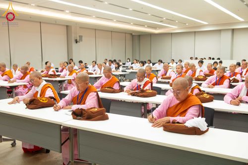 ภาพ No.325351:วันที่ 24 เมษายน พ.ศ.2569  หลวงพ่อทัตตชีโว รองเจ้าอาวาสวัดพระธรรมกาย ถวายการต้อนรับและปฏิสันถารคณะแม่ชีชาวเมียนมา