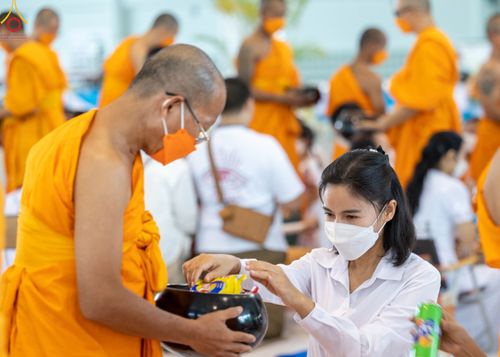 ภาพ No.80312:พิธีตักบาตรฉลองพระใหม่ ในโครงการบรรพชาอุปสมบทหมู่วันคุ้มครองโลก ณ สภาธรรมกายสากล วัดพระธรรมกาย วันอาทิตย์ที่ 16 เมษายน พ.ศ.2566