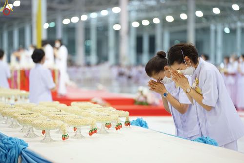 ภาพ No.79007:พิธีวางแผ่นจารึกชื่อ และพิธีวางพวงมาลัยสักการะพระบรมพุทธเจ้า ณ สภาธรรมกายสากล วัดพระธรรมกาย วันที่ 2 เมษายน พ.ศ. 2566