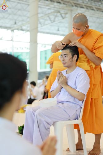 ภาพ No.83582:พิธีตัดปอยผมและปลงผม ในโครงการบรรพชาอุปสมบทหมู่ ธรรมทายาทรุ่นเข้าพรรษา ณ วัดพระธรรมกาย วันอาทิตย์ที่ 16 กรกฎาคม พ.ศ.2566