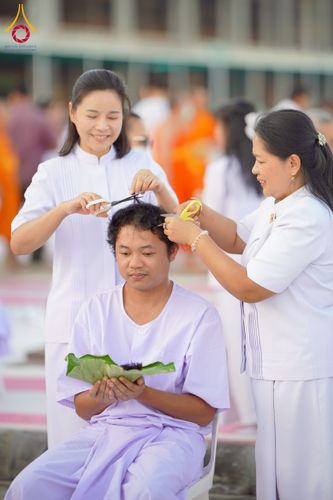 ภาพ No.274730:วันอาทิตย์ที่ 30 พฤศจิกายน พ.ศ. 2568 พิธีปลงผม โครงการอุปสมบทบูชาธรรมมหาปูชนียาจารย์ ปี 2568 ณ ลานธรรมพระมหาธรรมกายเจดีย์ ฝั่งทิศตะวันตก ระหว่างวิหารคดหมายเลข 8 และ 9 วัดพระธรรมกาย