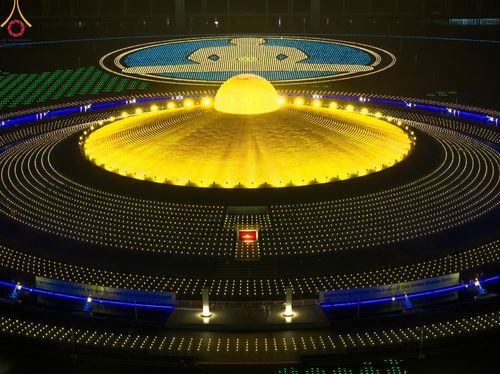 ภาพ No.59859:คณะสงฆ์และสาธุชนร่วมใจกัน สวดมนต์บทธัมมจักกัปปวัตนสูตร ครบ 6,315,808,080 จบ และจุดประทีปแปรอักษร ถวายเป็นพุทธบูชา เนื่องในวาระ "ฉลองอายุวัฒนมงคล 80 ปี หลวงพ่อธัมมชโย" ณ ลานธรรม มหารัตนวิหารคด วัดพระธรรมกาย