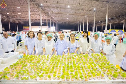 ภาพ No.188150:พิธีถวายภัตตาหารเป็นสังฆทาน แด่พระธรรมยาตรา ในโครงการธรรมยาตรา กตัญญูบูชา มหาปูชนียาจารย์ พระมงคลเทพมุนี(สด จนฺทสโร) พระผู้ปราบมาร อนุสรณ์สถาน 7 แห่ง ปีที่ 13 ณ สภาธรรมกายสากล วัดพระธรรมกาย วันที่ 2 มกราคม พ.ศ. 2568