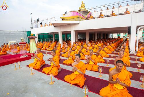 ภาพ No.201551:พิธีจุดประทีปถวายเป็นพุทธบูชา และบูชาธรรมมหาปูชนียาจารย์ ณ อาคารธรรมยาตรา กตัญญูบูชามหาปูชนียาจารย์ ตรงข้ามวัดปากน้ำภาษีเจริญ จ.กรุงเทพมหานคร ในโครงการธรรมยาตรา กตัญญูบูชา มหาปูชนียาจารย์ พระมงคลเทพมุนี(สด จนฺทสโร) พระผู้ปราบมาร อนุสรณ์สถาน 7 แห่ง