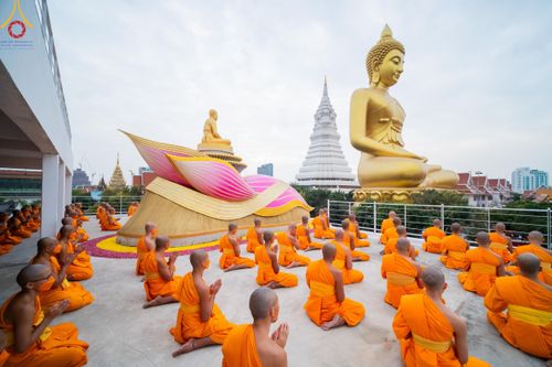 ภาพ No.118971:คณะพุทธบุตรธรรมยาตราร่วมปฏิบัติธรรม และถ่ายภาพหมู่ประวัติศาสตร์ ในโครงการธรรมยาตราฯ ปีที่ 12  วันที่ 25 มกราคม พ.ศ. 2567  ณ อาคารธรรมยาตรา กตัญญูบูชามหาปูชนียาจารย์  ตรงข้ามวัดปากน้ำภาษีเจริญ จ.กรุงเทพมหานคร