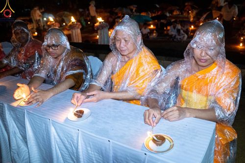 ภาพ No.141027:PhotoStory มหาศรัทธา ธรรมยาตราศรีลังกา EP.6 พิธีจุดวิสาขประทีป 6 วัด ถวายเป็น พุทธบูชา  โครงการสยาม-ลังกา ธรรมยาตรา  ฉลองเทศกาลวิสาขบูชาแห่งชาติ ศรีลังกา  บูชาธรรม 80 ปี หลวงพ่อธัมมชโย วันที่ 16 พฤษภาคม พ.ศ. 2567