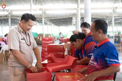 ภาพ No.212005:วันจันทร์ที่ 17 มีนาคม พ.ศ. 2568 บุญบรรจุกล่องไทยธรรม เพื่อถวายแด่พระสังฆาธิการ 40,000 กว่าวัดทั่วไทย ในวันคุ้มครองโลก 22 เมษายน พ.ศ. 2568 ณ บ้านแก้วเรือนทองคุณยายฯ วัดพระธรรมกาย