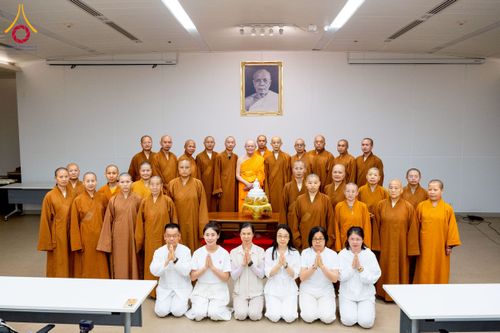 ภาพ No.222923:วันที่ 23 เมษายน พ.ศ. 2568 หลวงพ่อทัตตชีโวต้อนรับคณะสงฆ์จีน ณ อาคาร 100 ปี คุณยายมหารัตนอุบาสิกาจันทร์ ขนนกยูง วัดพระธรรมกาย