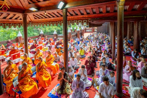 ภาพ No.220083:วันพุธที่ 16 เมษายน พ.ศ. 2568 วัดพระธรรมกายถวายมหาสังฆทาน มอบสิ่งของและทุนทรัพย์กว่า 4 ล้านบาท บรรเทาทุกข์ 181 วัดแผ่นดินไหวเมียนมา